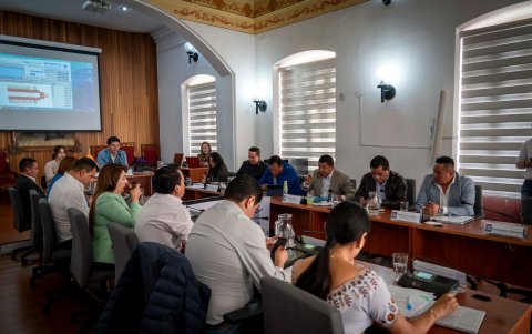 La ciudadanía está dividida entre quienes apoyan la remoción, quienes defienden la administración y otros que piden la salida de toda la administración, incluyendo a los ediles.