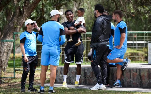 Anderson Julio (c) estuvo presente en un entrenamiento de Liga de Quito.