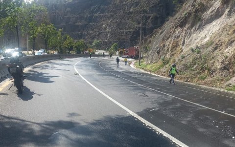 Un vehículo de los Bomberos se trasladó al lugar para realizar la limpieza de la av. Simón Bolívar.
