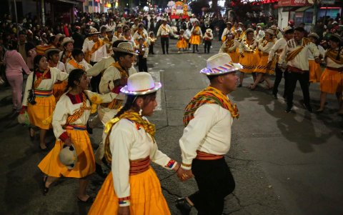 Bailarines participan este lunes en un desfile navideño en La Paz (Bolivia).