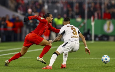 Leroy Sane del Munich y Piero Hincapié del Leverkusen disputando la Copa Alemana.