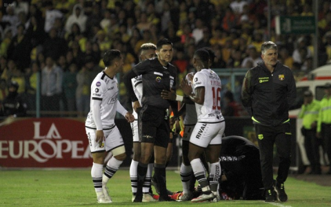 Bryan Loayza (c) dirigió el polémico encuentro ente Deportivo Cuenca y Barcelona