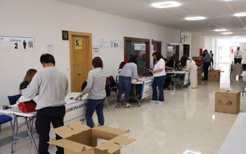 Mesas de votaciones en el exterior. La foto es de los votantes en Málaga.