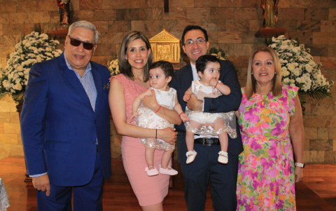 Las mellizas con Danilo Ycaza, Belén Ycaza, Omar Ordóñez y María Elena de Ycaza.