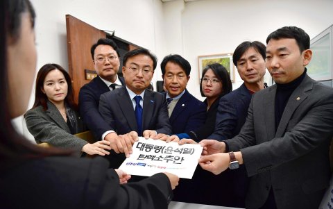 Los legisladores del principal partido opositor surcoreano, el Partido Demócrata, y otros partidos menores de la oposición presentan un proyecto de ley para destituir al presidente, Yoon Suk-yeol.