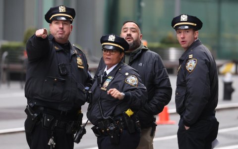 Elementos policiales recorren los alrededores donde la mañana de este miércoles asesinaron a un alto ejecutivo de la salud privada en EE.UU.