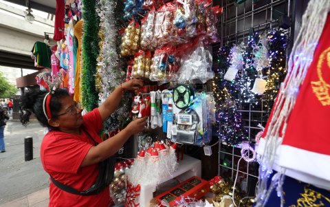 Rocío Medina, con su diadema de reno, acomodaba su mercadería para hacerla más vistosa.
