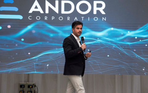 Simón Pérez, gerente general, durante su presentación.