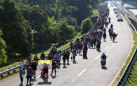 Migrantes caminan en caravana este martes, en el municipio de Huixtla (México).