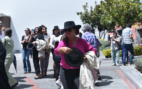 En el marco de las fiestas de la ciudad, se llevan a cabo recitales, bailes y obras en las plazas y parques, donde quiteños de todas las edades participan.