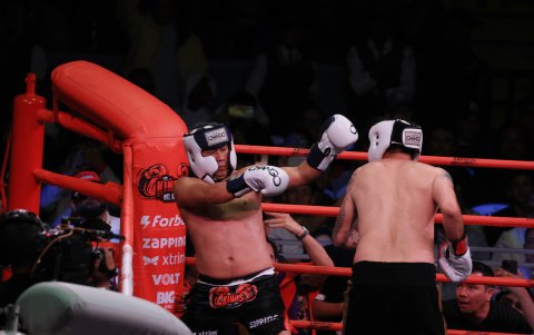 Los exfutbolistas Armando Paredes (i) y Jaime Iván Kaviedes (de espaldas) protagonizaron la pelea central del evento Kiños del Año el sábado 30 de noviembre.