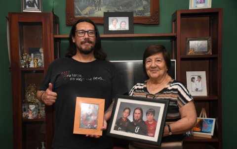 Diego Chamorro junto a su madre, quien fue la que lo inició en si pasión por el equipo desde los 6 años de edad.