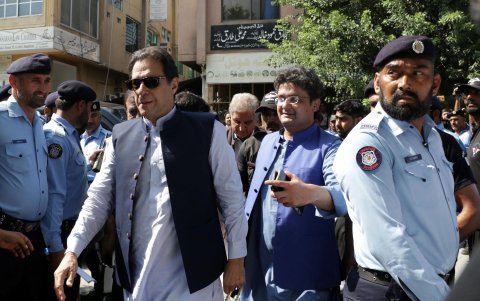 El ex primer ministro de Pakistán Imran Khan (centro, con gafas) en 2022.