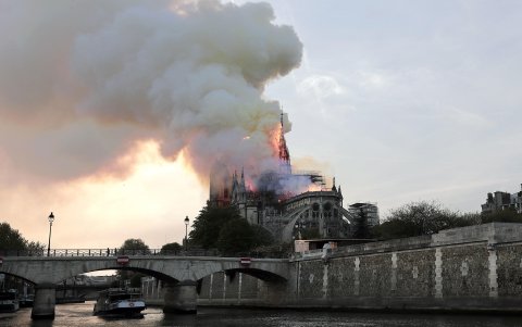 Fotografía de archivo que muestra la aguja de la Catedral de Notre Dame en llamas durante el incendio que el 15 de abril de 2019 calcinó uno de los edificios más conocidos de París.
