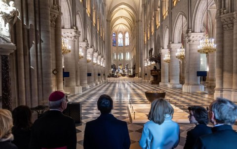 El presidente francés Emmanuel Macron (L) y la primera dama Brigitte Macron (R) durante una visita a la catedral de Notre-Dame de París en París, Francia, el 29 de noviembre de 2024.