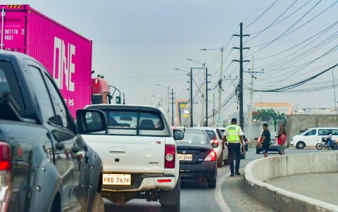 Control. La ciudadanía considera insuficiente la presencia de la CTE en los redondeles. La queja por parte de los peatones es diaria. “Estamos relegados”, lamentan.