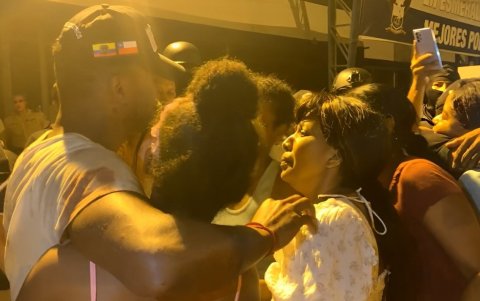 El futbolista Pedro Pablo Perlaza se reencontró con sus familiares en el Comando de Policía de Esmeraldas.