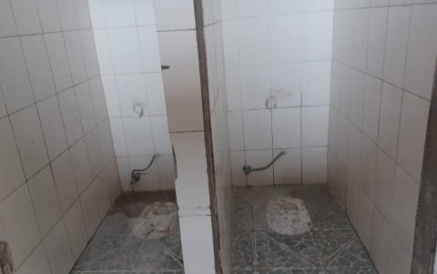 Trabajos inconclusos en los baños de la escuela fiscal República de Costa Rica.