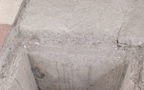 Una alcantarilla abierta, en un área común de la escuela República de Costa Rica.