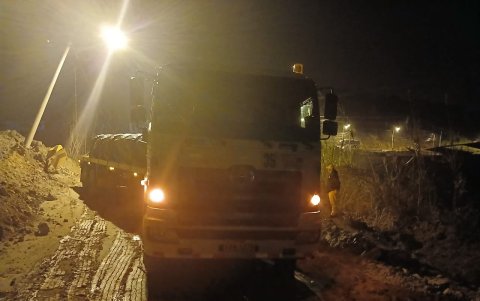Una plataforma se quedó atrapada entre los escombros, cuando circulaba por la vía Cuenca-Girón-Pasaje.