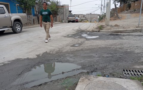 Las aguas negras rebosan y se esparcen por las calles de Puerto El Morro, en Guayaquil.