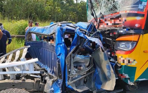 El fatal choque dejó a víctimas atrapadas dentro de la camioneta.