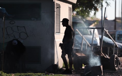 Varias personas sin hogar caminan el miércoles por una de calle de esta capital.
