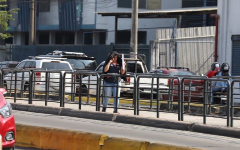 Los guayaquileños buscan la manera de protegerse de los rayos solares.