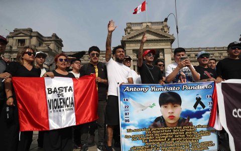 Varios de los miembros del gremio de barberos de Lima participan en una movilización este miércoles, en Lima (Perú).