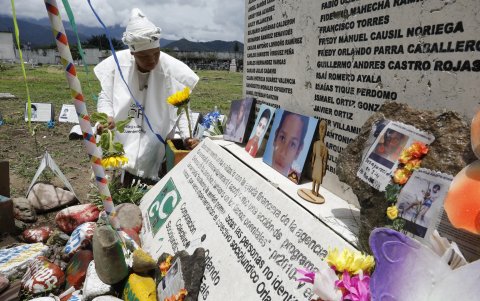 Una mujer aparece entre las fichas de los desaparecidos en Colombia.
