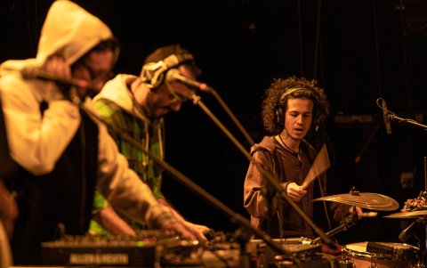 Tres artistas se presentan en cada sesión, acompañados por piezas visuales de creadores locales.