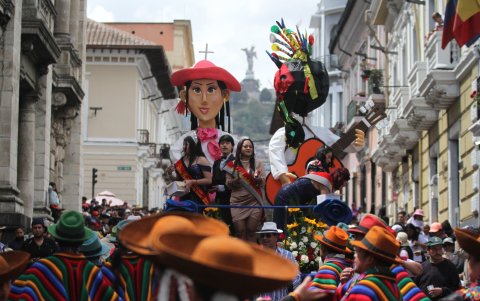 En medio de la crisis eléctrica, las celebraciones no se han detenido. En el centro se realizaron diversos desfiles.