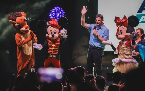 El alcalde en medio de personajes infantiles.