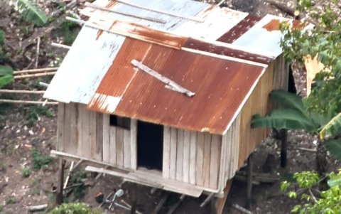 Operativo. Los equipos especializados ingresaron al domicilio de construcción mixta en donde estaba secuestrado el futbolista.