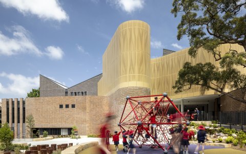 Zona de juegos al aire libre en la escuela pública de Darlington (Sidney, Australia).