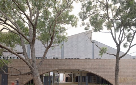 Entrada principal de la escuela pública de Darlington (Sidney, Australia). .