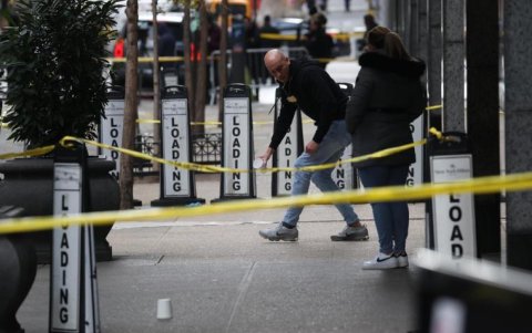 Investigadores de la policía en el lugar donde el director ejecutivo de UnitedHealthcare