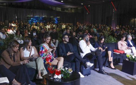 Personas asisten al lanzamiento del proyecto Green Coliving en Sabaneta (Colombia).