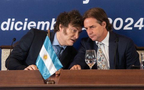 El presidente de Uruguay, Luis Lacalle Pou (d), habla con su homólogo de de Argentina, Javier Milei, en la cumbre semestral de presidentes de los países del Mercosur