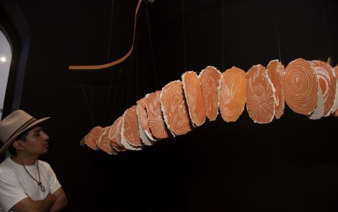 La muestra recoge piezas de grabado, xilografía, instalación y más.