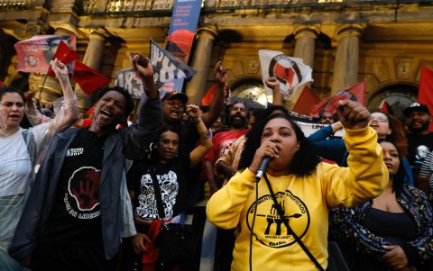 Varias personas se manifiestan durante una protesta este jueves, en Sao Paulo (Brasil).