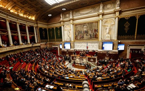 El primer ministro francés Michel Barnier pronuncia un discurso como parte del debate de la Asamblea Nacional Francesa sobre partes del proyecto de ley del presupuesto, el 2 de diciembre de 2024.