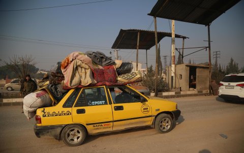 Personas desplazadas regresan a la ciudad de Hama, Siria, el 6 de diciembre de 2024.