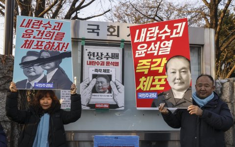 Protestas contra el presidente Yoon Suk Yeol y su esposa Kim Keon hee delante del Parlamento en Seúl.