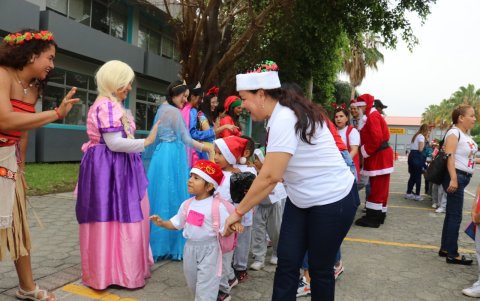 Cada estudiante de esta institución se convierte en padrino de un niño.
