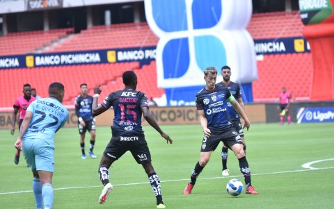 Richard Schunke (d) es el líder de la zaga de Independiente del Valle, la de mejores registros en el torneo nacional.