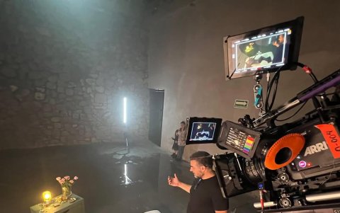 Paco Álvarez dirigiendo a Dulce María. Su cabello representa alas.