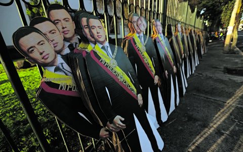 Hay cartones de Daniel Noboa con diferentes vestimentas.