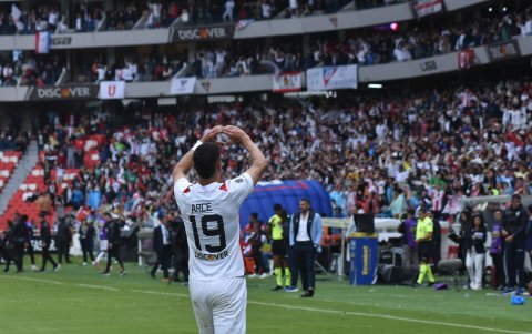 Álex Arce festeja ante la hinchada de Liga de Quito en el Rodrigo Paz