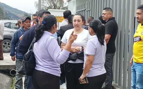 Familiares se acercaban al Laboratorio de Criminalística.